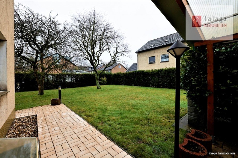 Blick von der Terrasse in den Garten Bild 1 Reiheneckhaus Bochum
