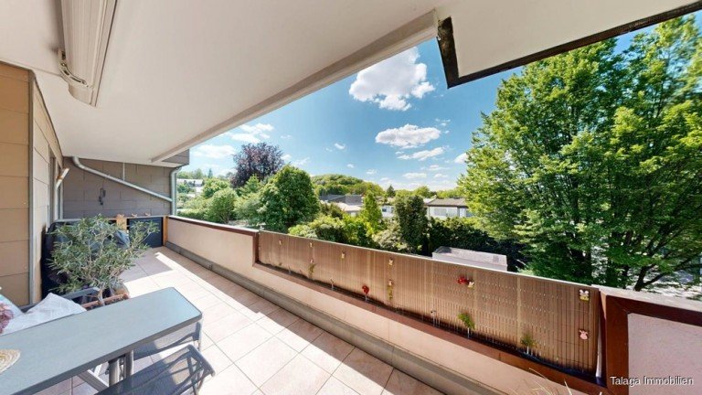 Balkon mit Blick auf Herne S�d Herne Etagenwohnung !!! Schatz, trinken wir ein Glas zusammen?Ich habe uns den Tisch auf dem Balkon schon mal eingedeckt! !!!
